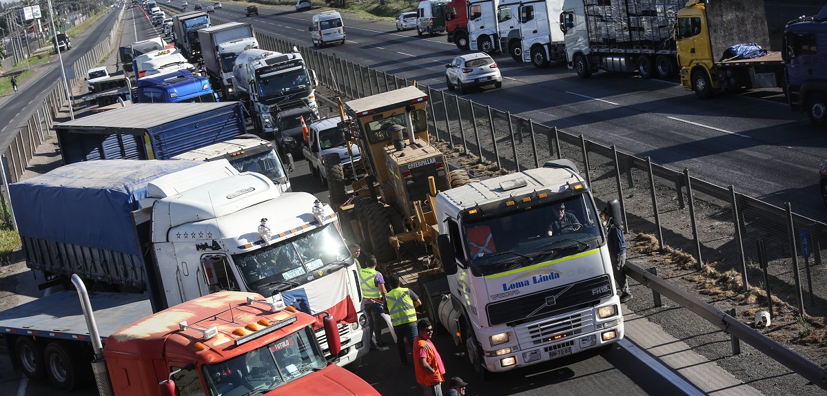 Bloqueos entre Arica y Paine: ¿por qué hay un nuevo paro de camioneros?