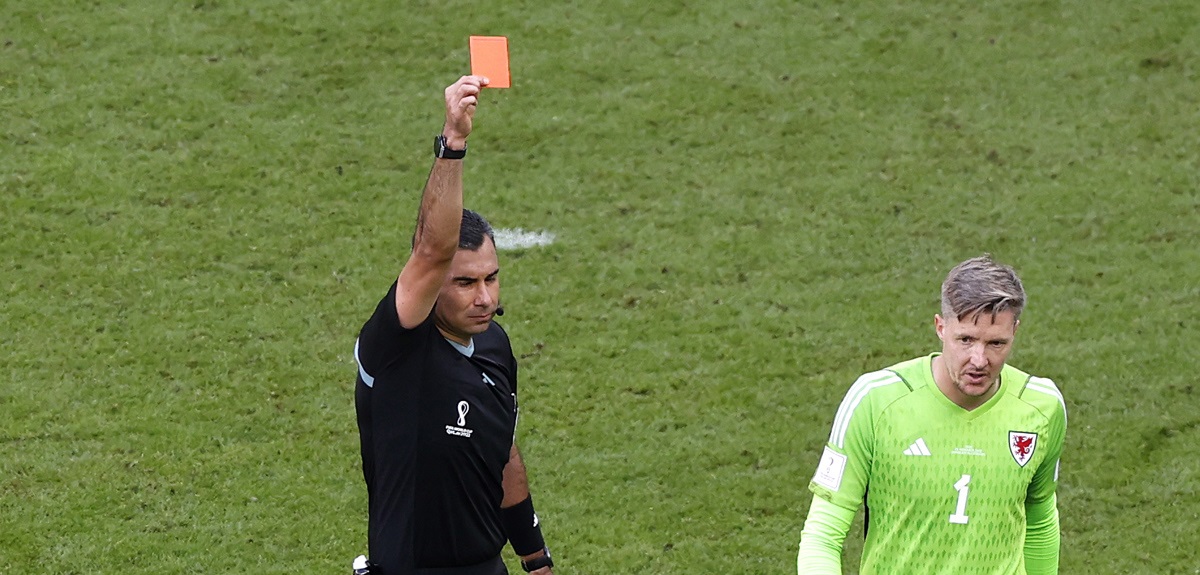 El VAR tiene nueva víctima: el portero de Gales se convirtió en el primer expulsado de Qatar