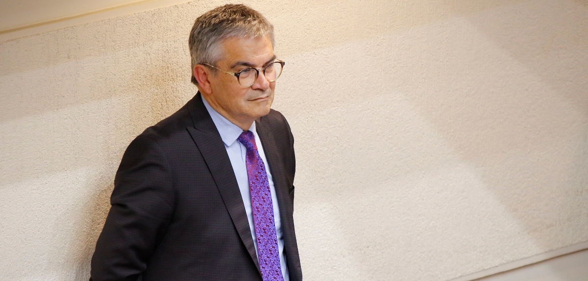 Ministro Mario Marcel sufrió robo a su vehículo: desconocidos sustrajeron pertenencias personales