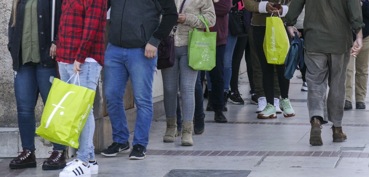 Sernac emitió alerta por zapatos de mujer que vendió una multitienda: advirtió riesgo para la salud