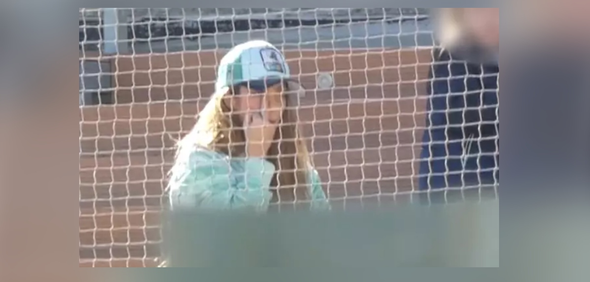 Captan a Shakira haciéndole gesto obsceno a Piqué durante partido de béisbol de su hijo: es viral