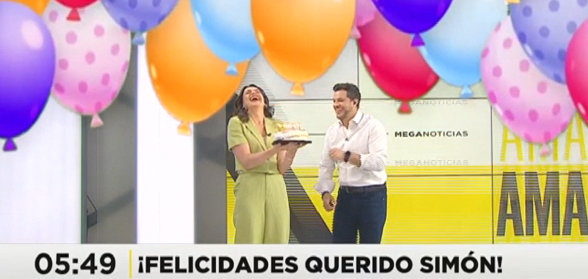 Simón Oliveros bromeó con particular deseo de cumpleaños tras sorpresa en Meganoticias