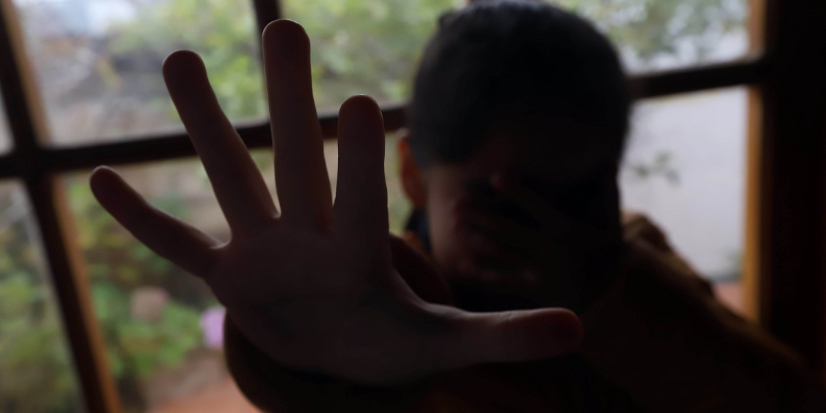 Condenan a hombre que abusó sexualmente de su hija de 13 años: aseguró que “voces” se lo ordenaron