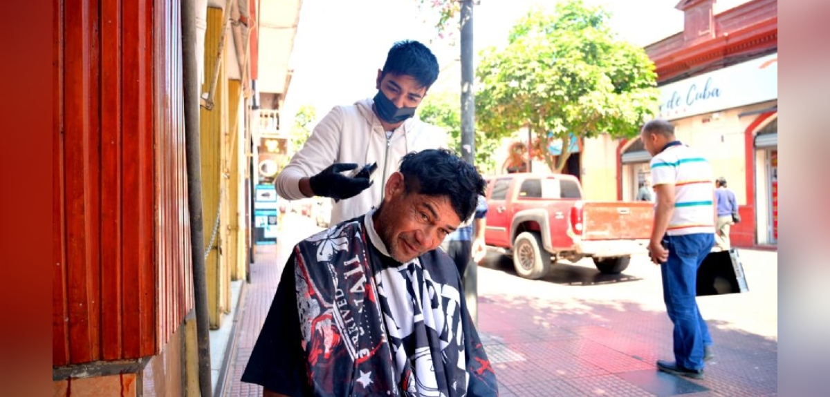 La historia del barbero de La Serena que regaló cortes a personas en situación de calle en Navidad