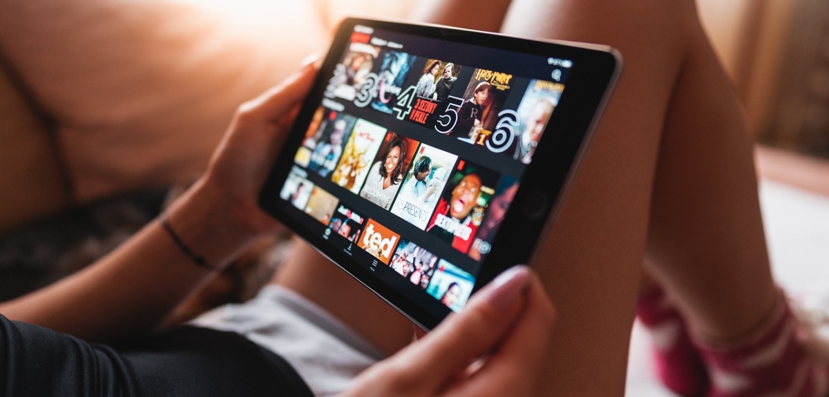 La nueva y controversial estrategia de Netflix: pagar para compartir contraseña de la cuenta