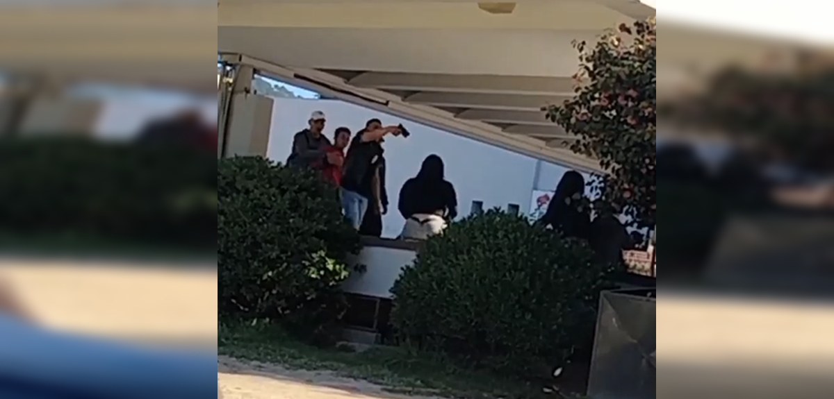 Graban a hombre amenazando con arma de fuego a mujer en la cabeza en plena UdeC