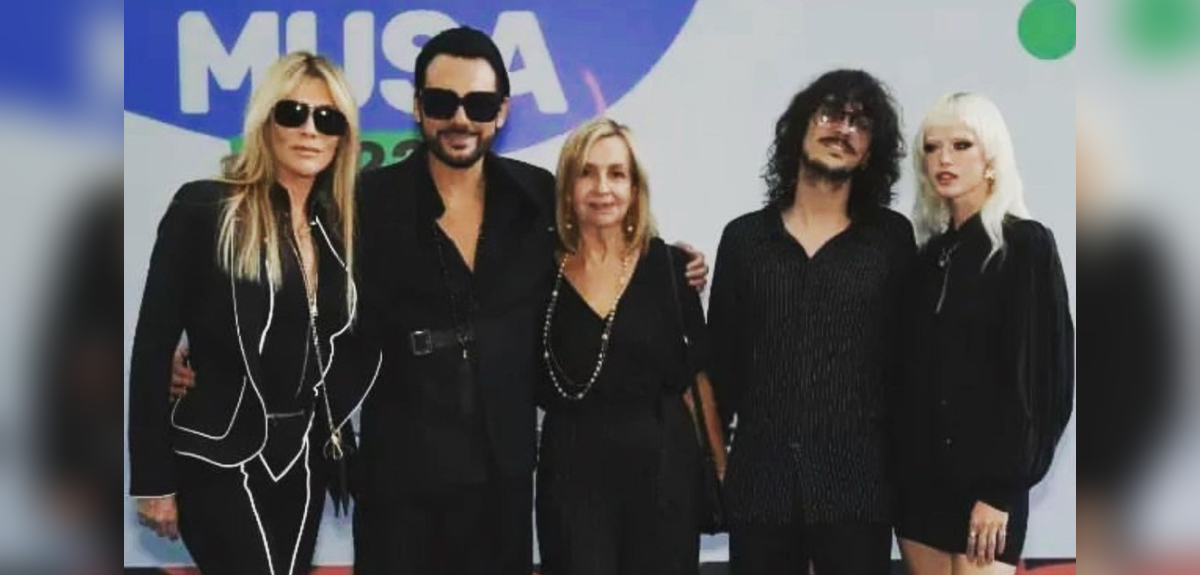 Beto Cuevas se lució con su familia en los Premios Musa: todos vistieron de riguroso negro