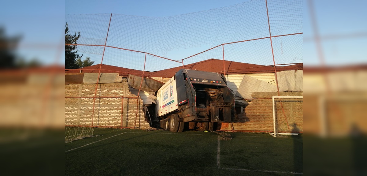 Camión de la basura cruzó una cancha y terminó incrustado en un motel de La Pintana