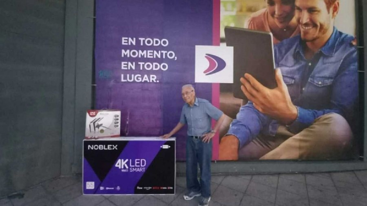 Viralizan conmovedora historia de hincha que miró todos los partidos de Argentina desde una vidriera