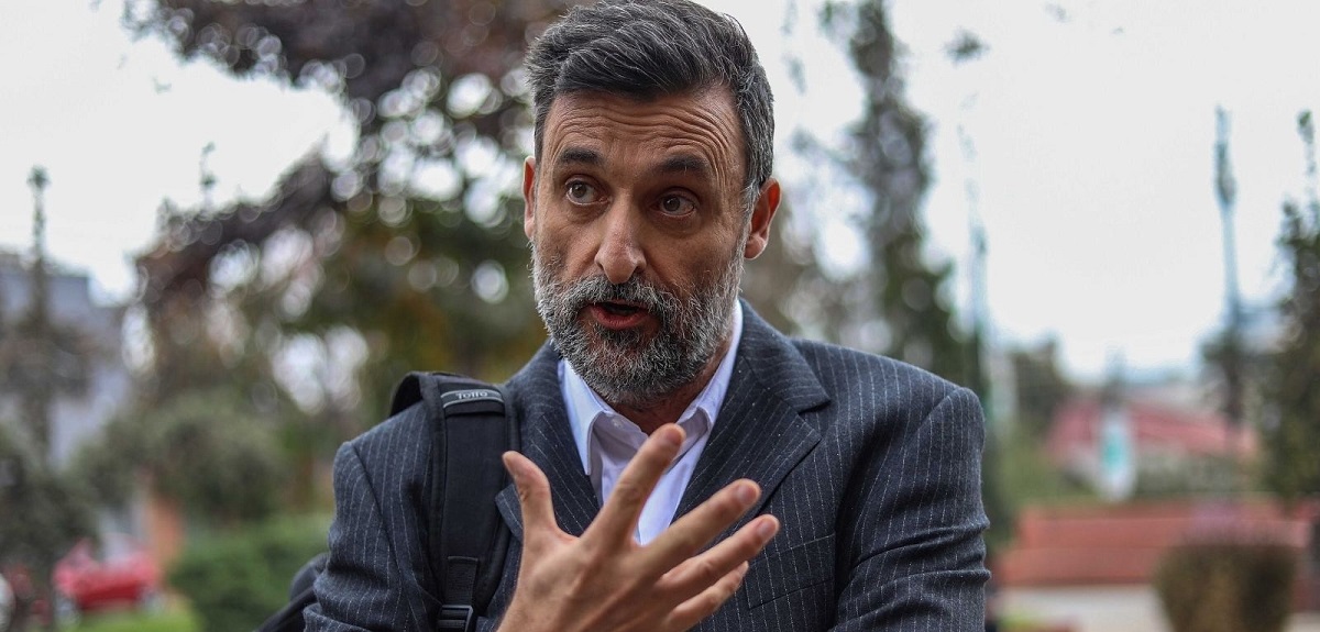 Grupo de casi 70 ciclistas funa a Cristián Warnken fuera de su casa: lo insultaron y rayaron caseta