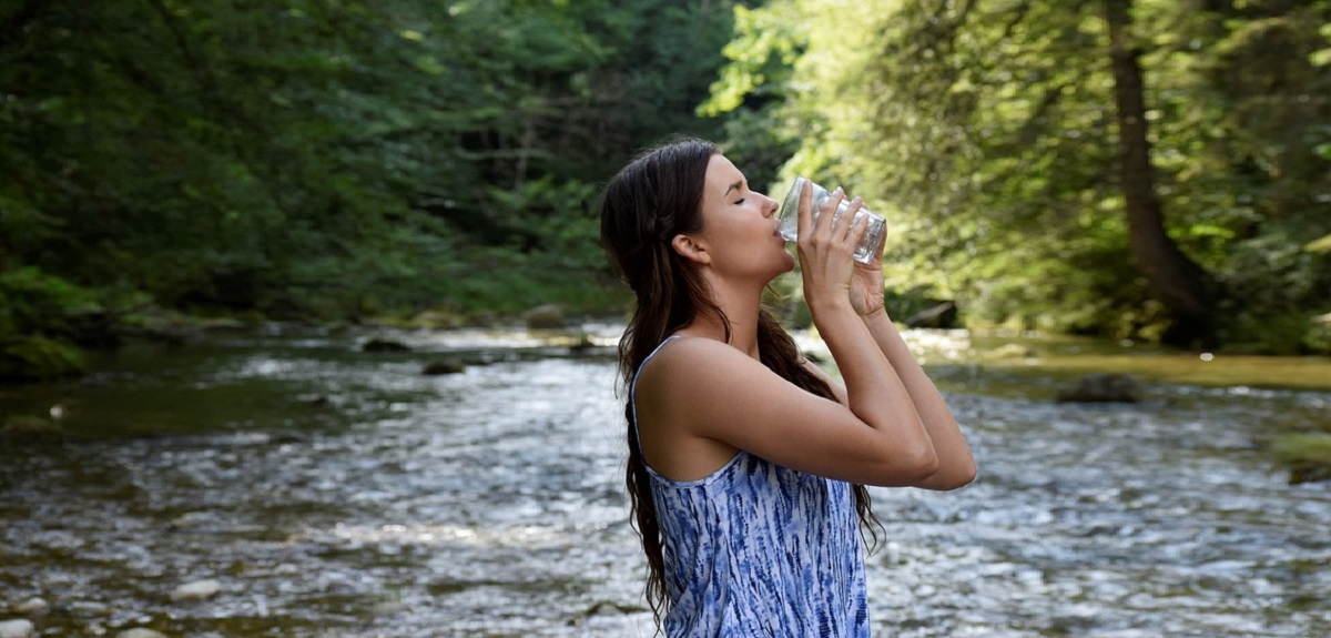 ¿Necesitamos realmente consumir 2 litros diarios de agua? Estudio afirma lo contrario