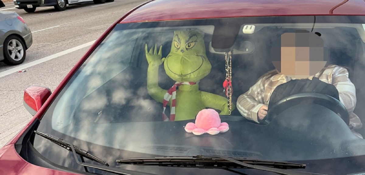 ¿Querían salvar la Navidad? Multan a joven en EEUU por manejar con un Grinch inflable de 'copiloto'