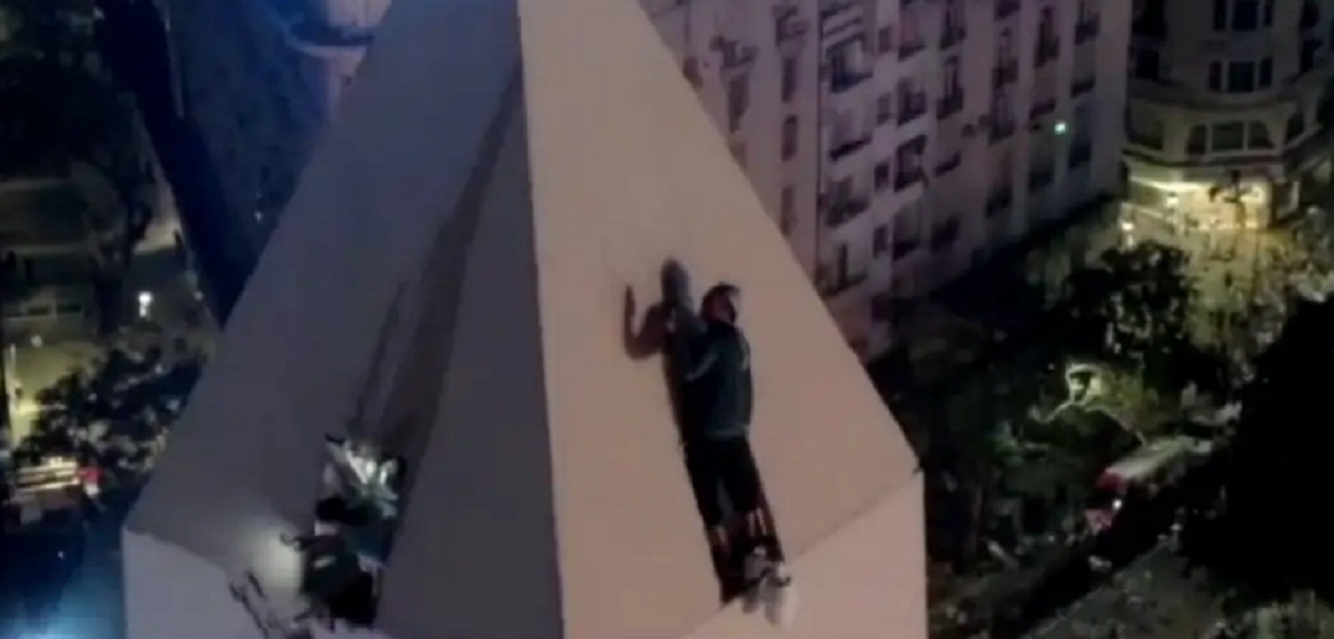 Festejo al límite: un hincha argentino se subió a la punta del Obelisco y genero alta tensión