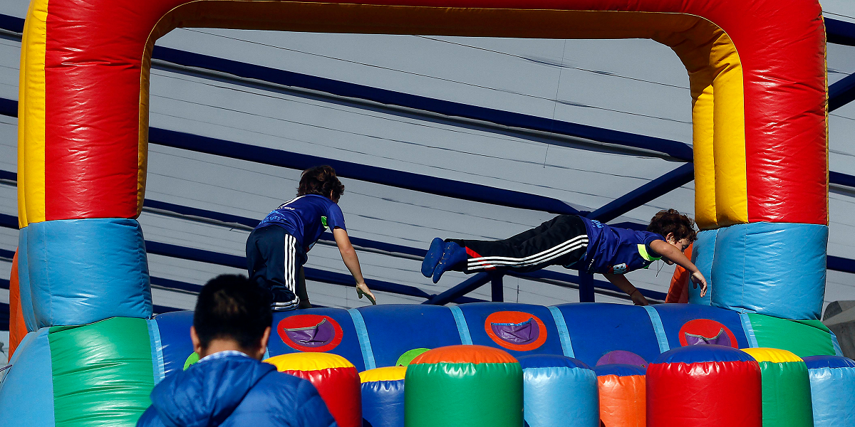 Dos niños quedaron heridos de gravedad tras accidente en juego inflable en fiesta navideña en Arauco