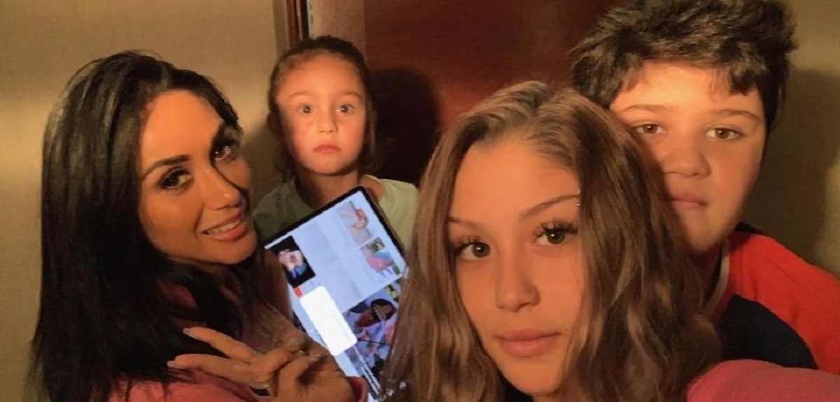 Pamela Díaz evidenció lo grande que está su hijo Mateo con postal desde Cancún: ya tiene 15 años