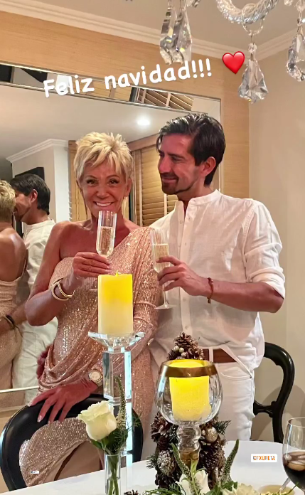 Raquel Argandoña sacó aplausos con elegante look de Nochebuena y decoración de su mesa