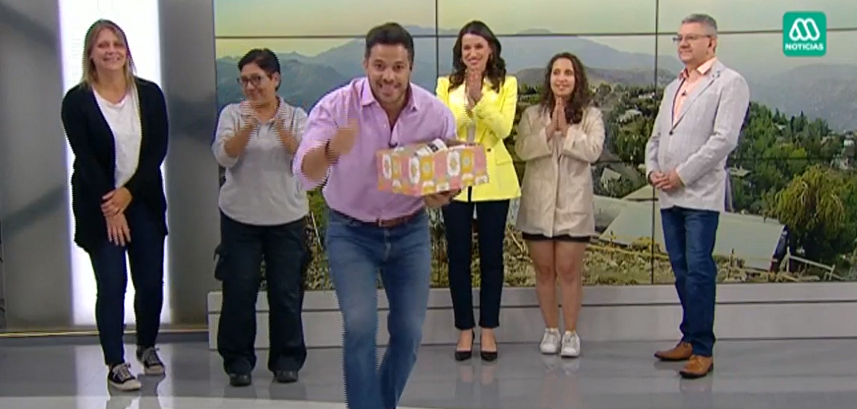 Simón Oliveros dijo adiós a Meganoticias entre aplausos de sus compañeros: 