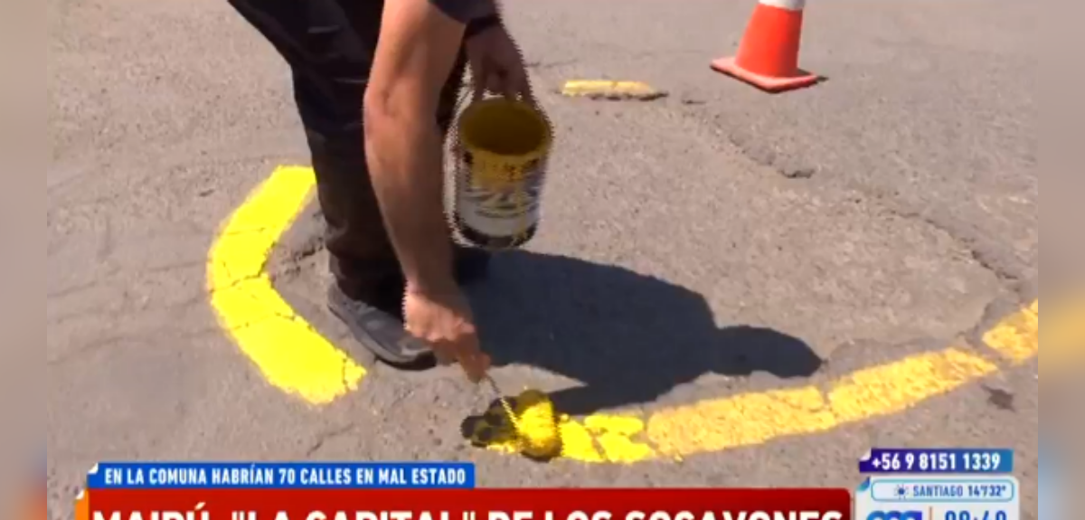 Vecinos pintan hoyos en calles de Maipú y Neme reacciona indignado: 