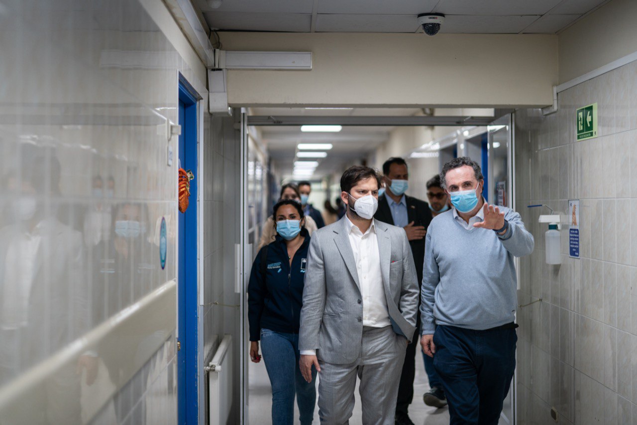 Boric visita a bombero herido