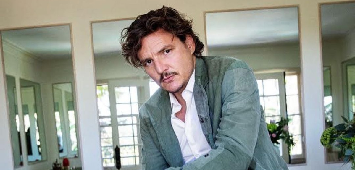 Con elegante camisa y un estilizado peinado: así fue el look de Pedro Pascal en los Oscar 2023