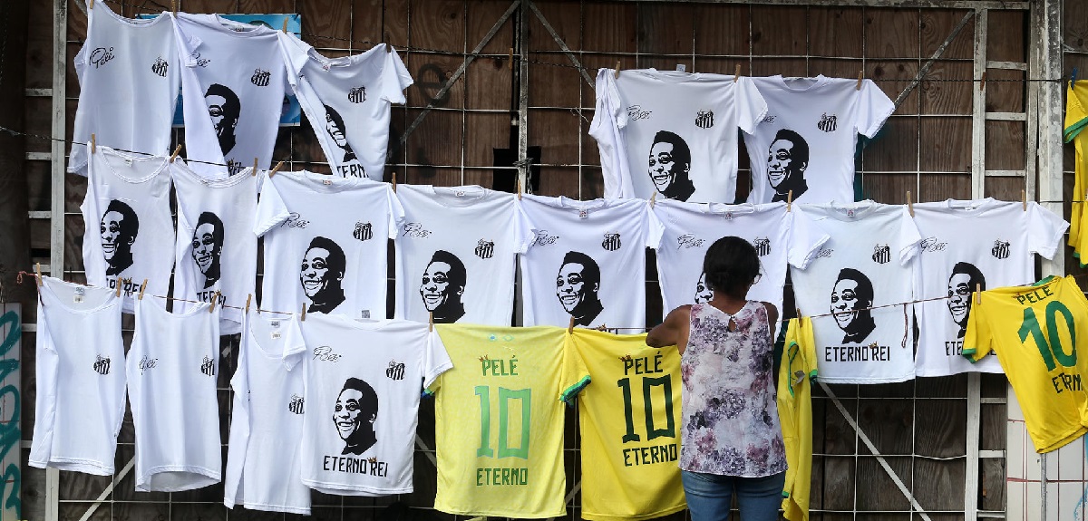 Aficionados brasileños pasaron la noche haciendo fila para el velatorio de Pelé