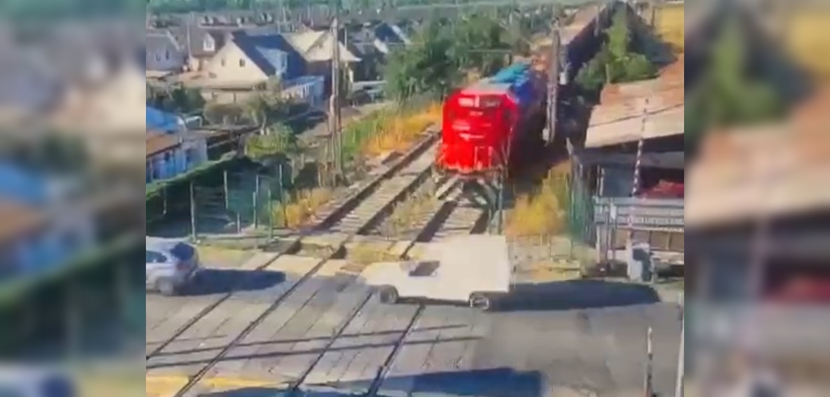 Tren de carga colisionó con vehículo en Rengo luego que barrera no bajara: padre e hija lesionados