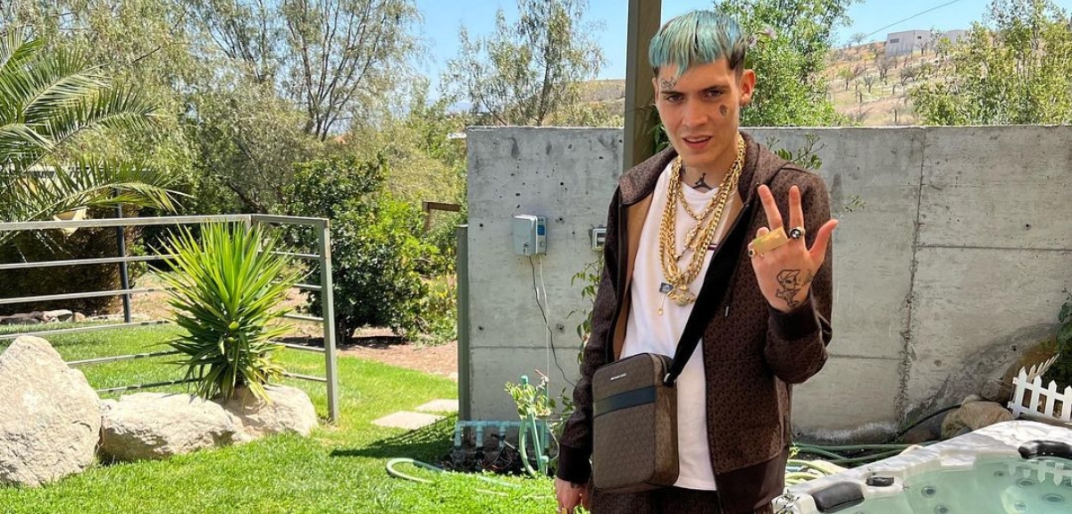 Marcianeke celebró su cumpleaños 21 con curiosa torta: tenía una pipa con la que podía fumar