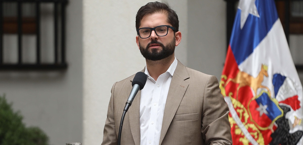 Cadem: aprobación del presidente Boric sigue a la baja tras indultos de fin de año