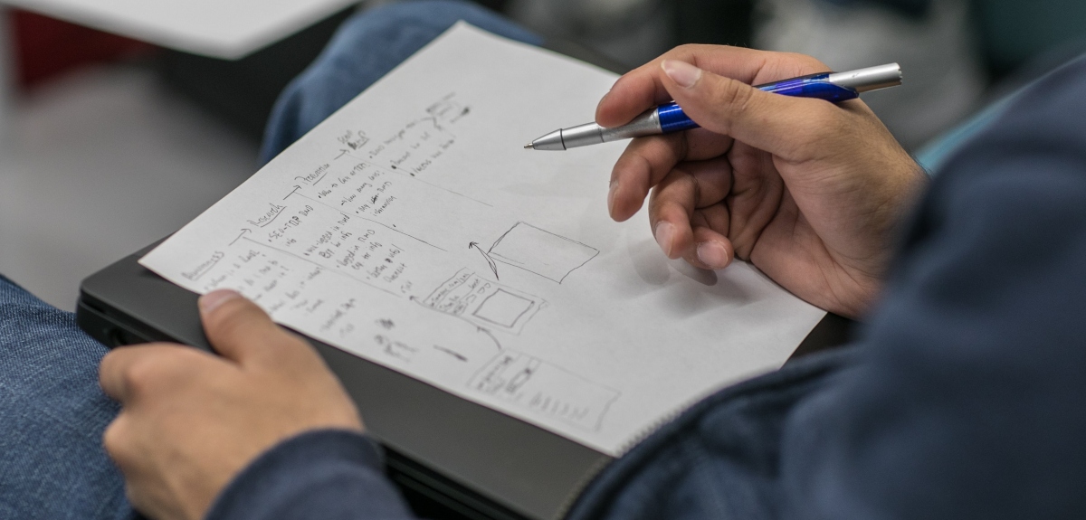 Profesora de Singapur es buscada por la Interpol: fue condenada por ayudar a sus alumnos a copiar