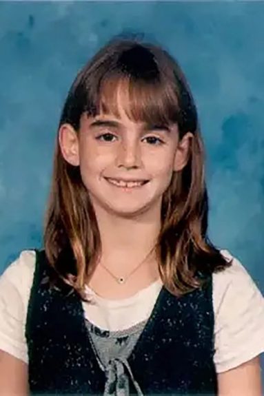 La escondió bajo la cama y durmió 8 noches sobre su cadáver: el horrendo crimen de Maddie Clifton