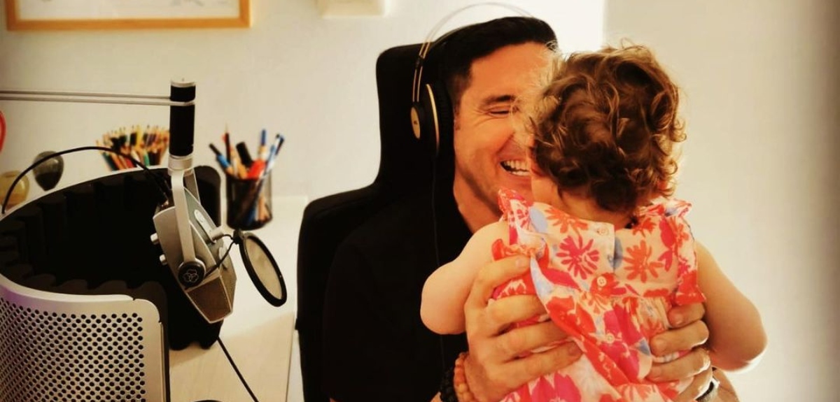 Pancho Saavedra enterneció las redes con foto de su hija y sus mascotas: 