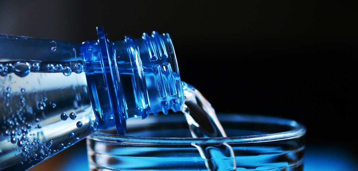 ¿Embotellada o de la llave? Derribando mitos sobre cuánta agua debemos beber al día