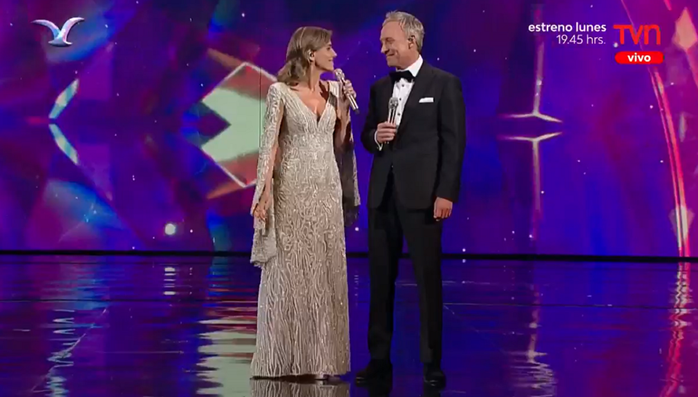 Animadores se lucieron con elegantes trajes en la cuarta noche del Festival de Viña