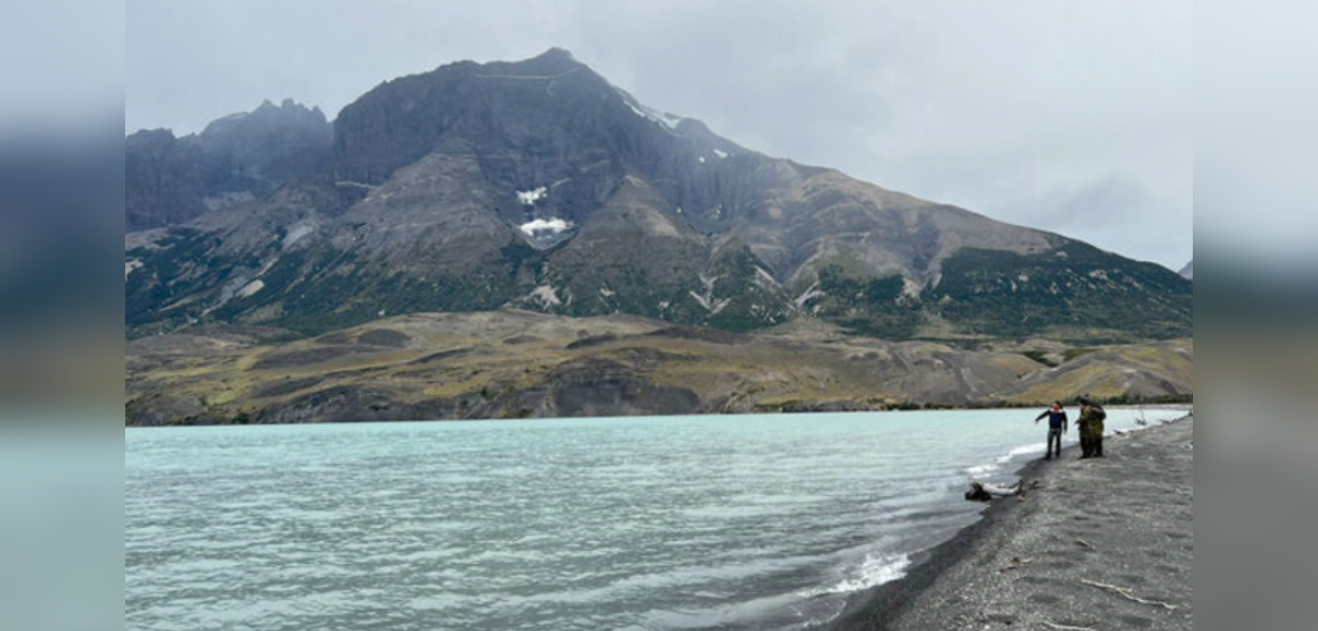 Continúa búsqueda de trabajador en lago de Torres del Paine: intentó rescatar sombrero de turista