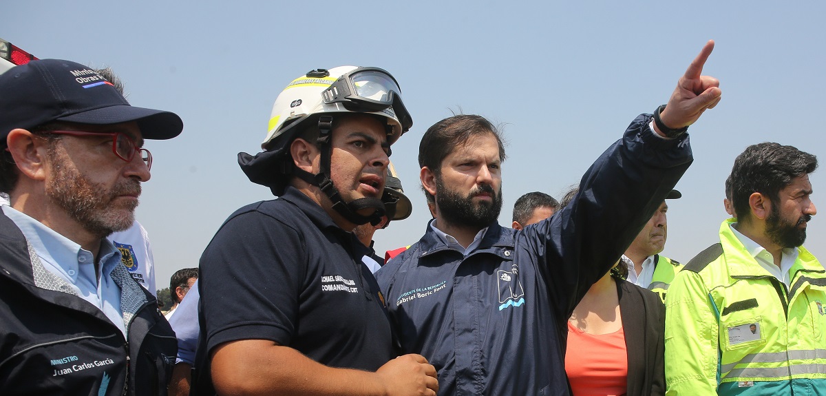 Un 68% cree que el Gobierno no tomó decisiones oportunas para enfrentar incendios, según Cadem