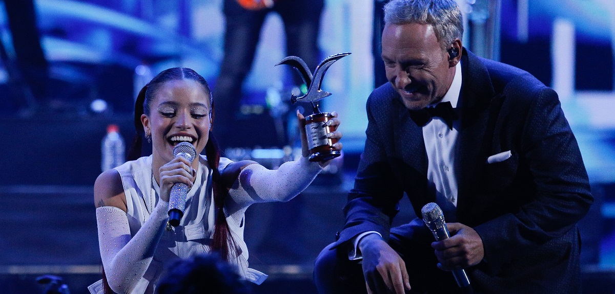 Emilia al borde de las lágrimas en Viña: su madre la sorprendió con emotivo mensaje en pleno show