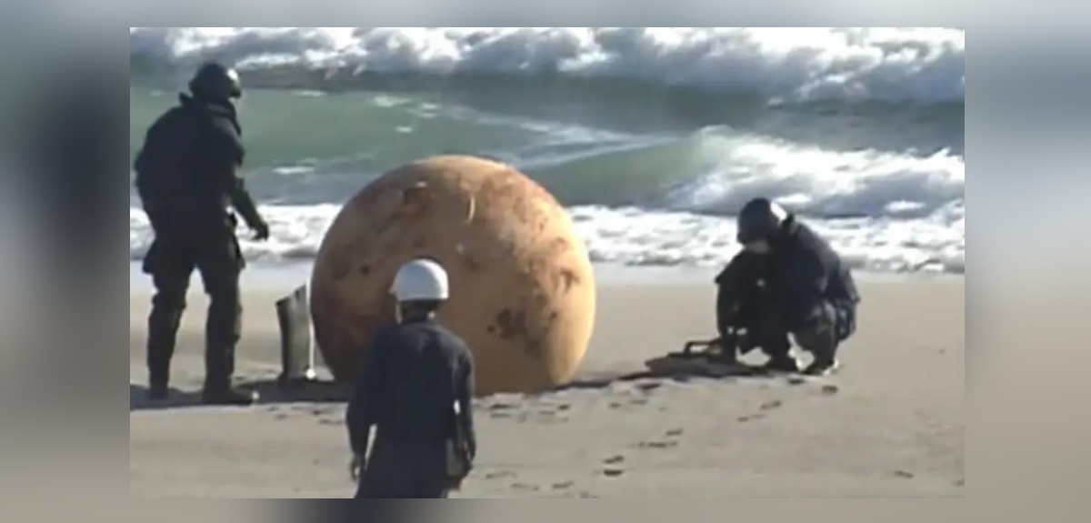 Extraña esfera de hierro apareció en playa de Japón: las graciosas teorías sobre su origen