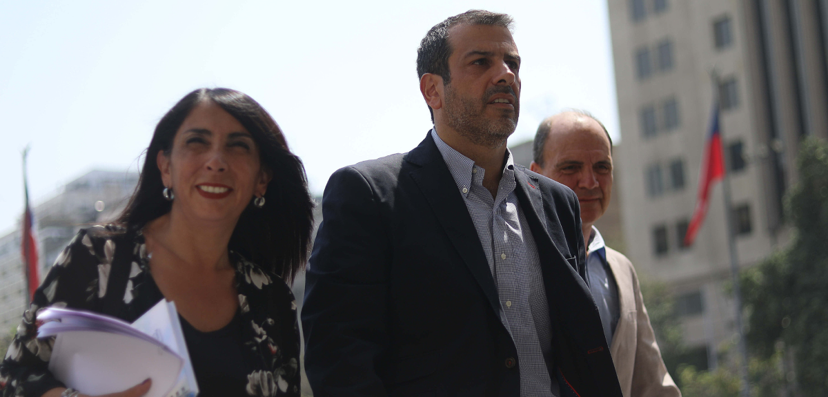 Exministros de Piñera se reúnen con Tohá y proponen crear IFE en medio de emergencia por incendios