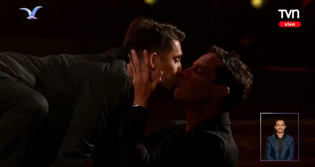 Gonzalo Valenzuela lo hizo de nuevo: besó a Fabrizio Copano en medio de su rutina en el Festival