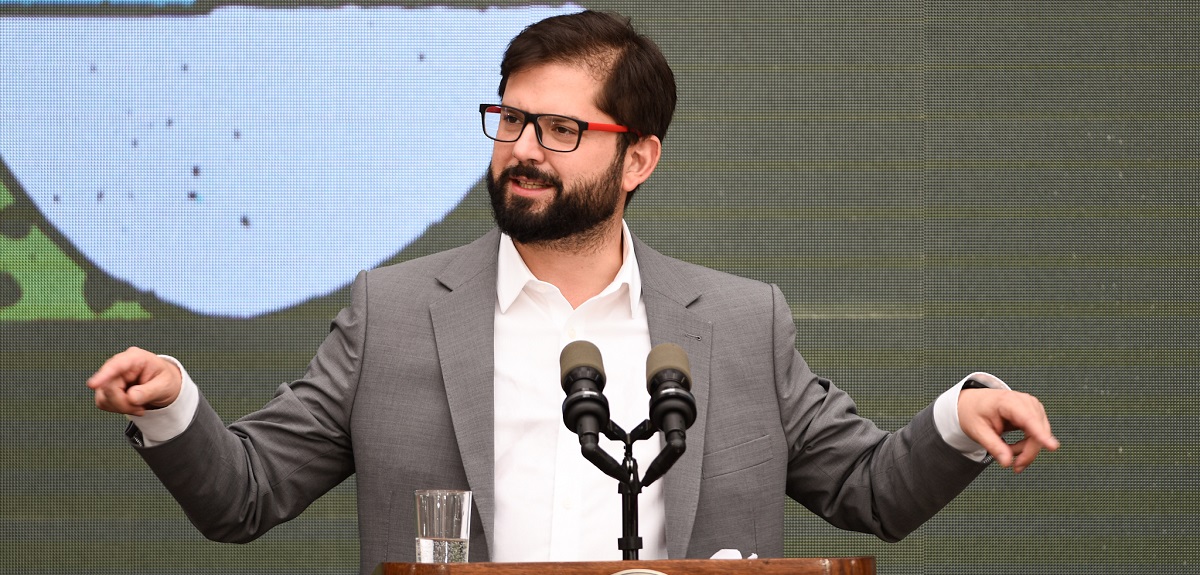 Encuesta Criteria: presidente Boric registró leve descenso en su aprobación en primer mes del año
