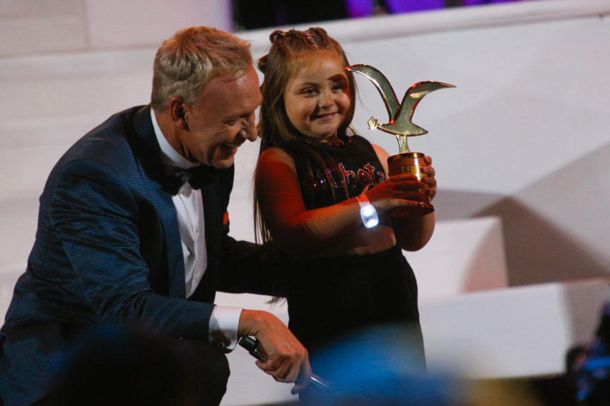 Karol G junto a su pequeña fan