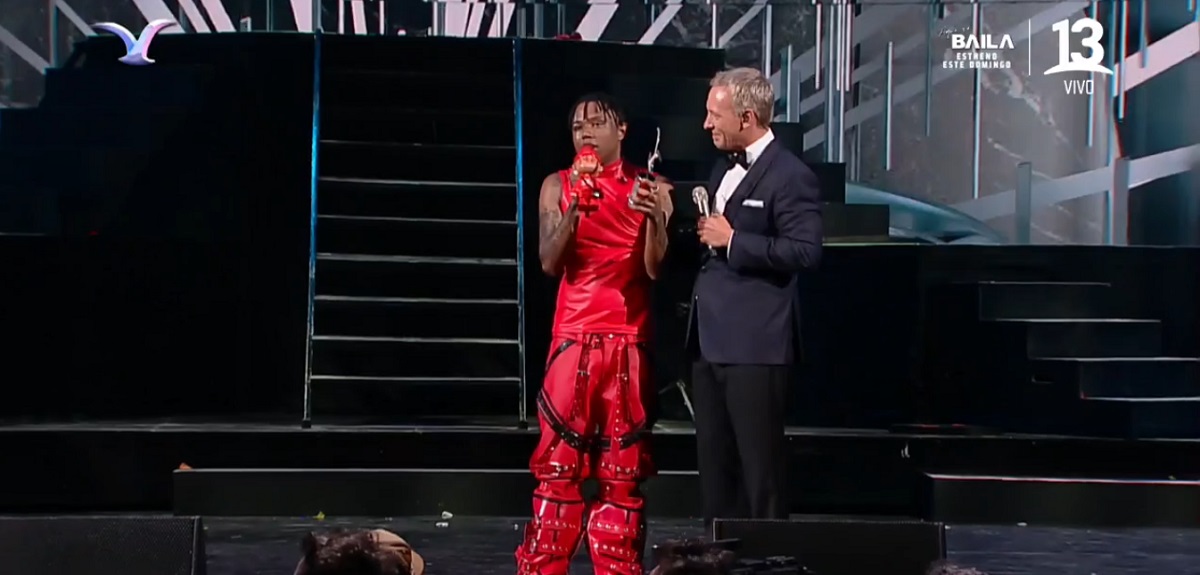 La razón por la que Martín Cárcamo apareció solo en el escenario a entregarle las gaviotas a Polimá