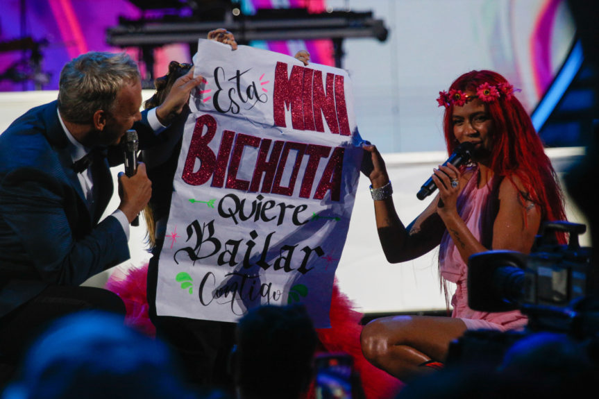 Karol G junto a su pequeña fan