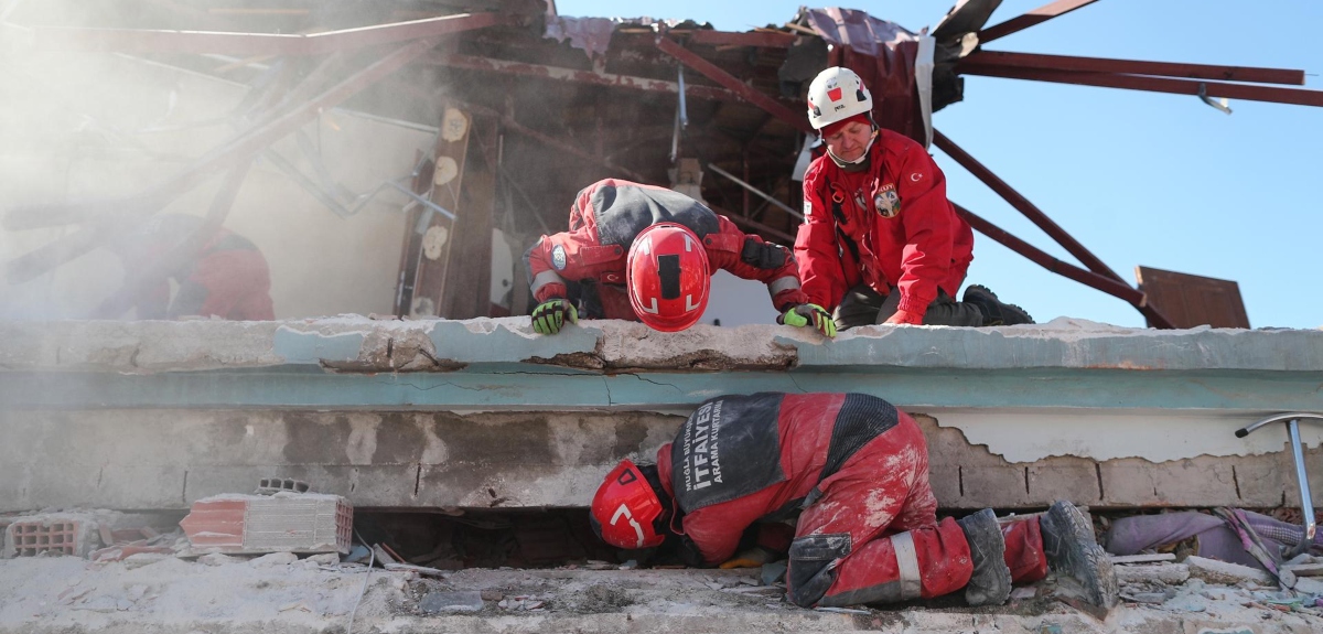 Rescatan a niña de 12 años y su padre luego de estar días bajo escombros tras terremoto en Turquía