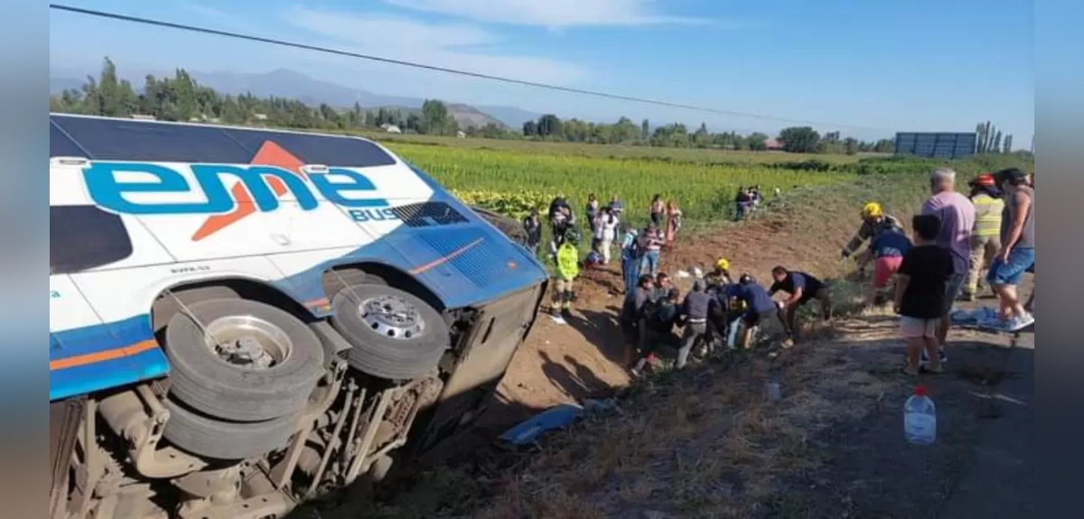 Volcamiento de bus en Ruta 5 Sur dejó dos muertos: empresa descartó faltas a normativa de velocidad