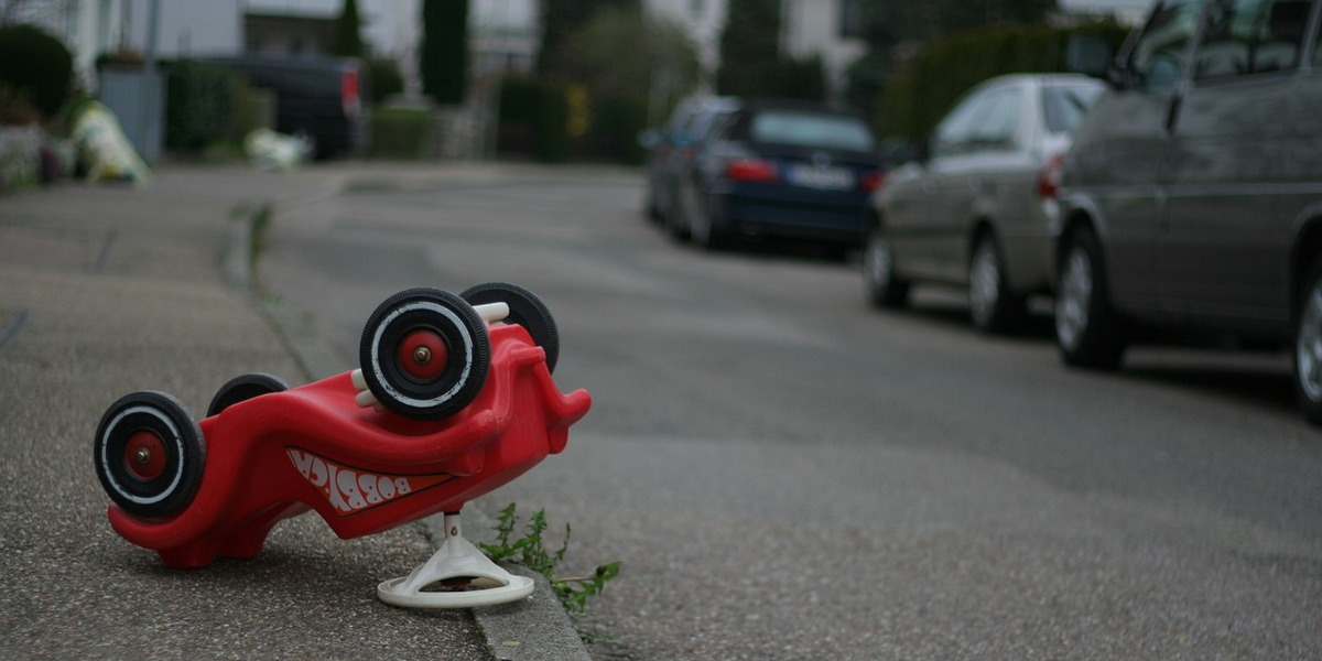 Hombre atropelló y arrastró por 50 metros con su camioneta a la hija de su pareja: niña falleció