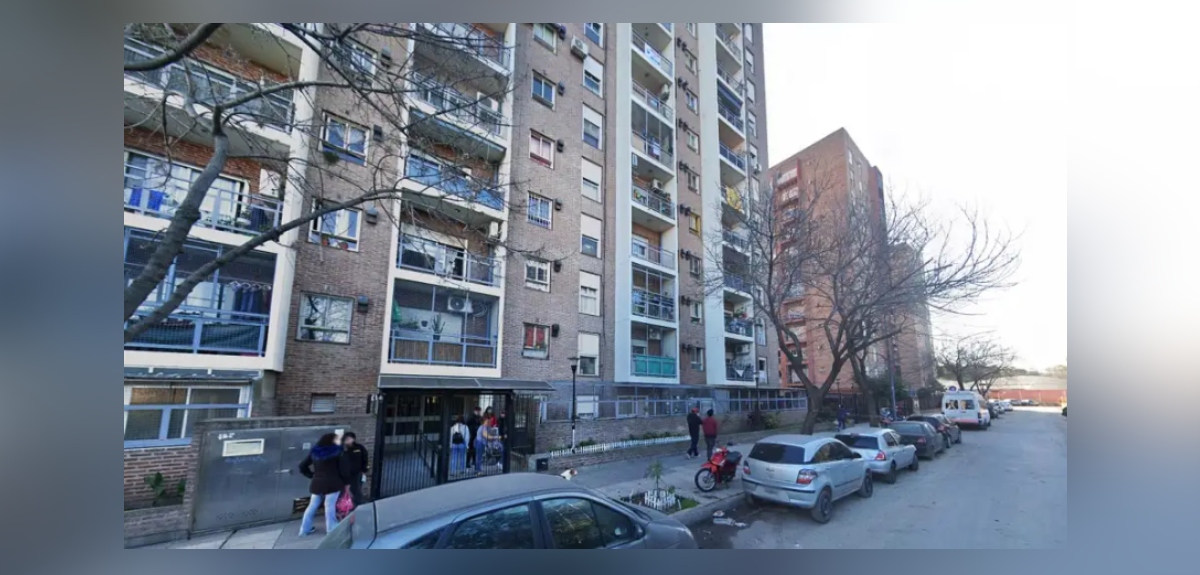 La Boca: un hombre regresó de sus vacaciones y se encontró con el cadáver de su suegro en el freezer