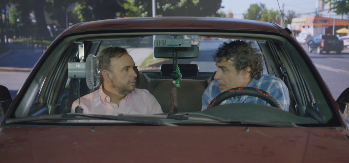 Querido periodista de Mega tuvo inesperada aparición en Casado con hijos: sacó risas en redes