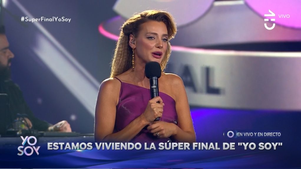 Emilia Daiber ayuda Millaray Viera