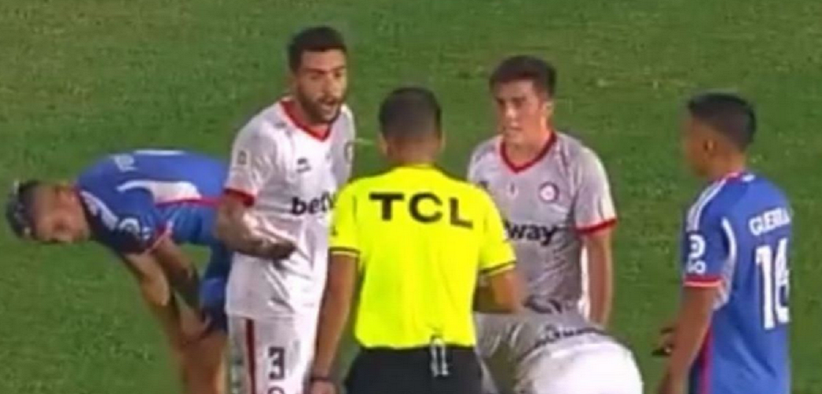 ¿Amerita sanción? Captan a Leandro Fernández escondiendo monedas que le lanzaron a Omar Carabalí